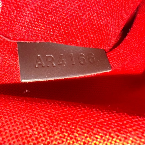 Authentic Louis Vuitton Duomo Hobo Used comes with box and dust bag - Picture 14 of 14